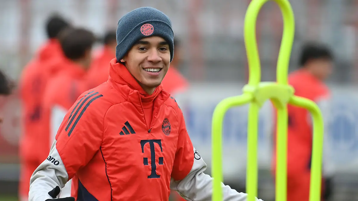Jamal-MUSIALA-Bayern-Muenchen-lacht-lachen-lachend-optimistisch-gutgelaunt-Aktion-Einzelbild-angeschnittenes-Einzelmotiv-Halbfigur-halbe-Figur-Oeffentliches-Training-FC-Bayern-Muenchen-auf-dem-Trainingsgelaende-an-der-Saebener-Strasse-am-08-01-2026-Fussball-1-Bundesliga-Saison-2025-2026