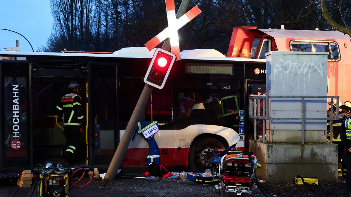 Kollision-an-Bahn-bergang-Ein-Toter-und-mehrere-Verletzte-bei-Busunfall-in-Hamburg