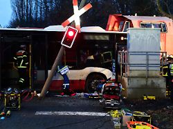 Kollision an Bahnübergang: Ein Toter und mehrere Verletzte bei Busunfall in Hamburg