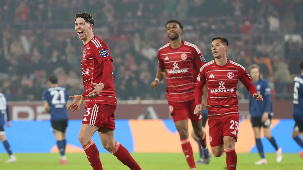 Cedric-Itten-Fortuna-Duesseldorf-Torjubel-jubelt-mit-seiner-Mannschaft-nach-dem-Treffer-zum-1-0-waehrend-des-spiels-der-2-Bundesliga-zwischen-Fortuna-Duesseldorf-und-Arminia-Bielefeld-Merkur-Spiel-Arena-am-16-January-2026-in-Duesseldorf-Deutschland-Foto-von-Oliver-Kaelke-DeFodi-Images-Cedric-Itten-Fortuna-Duesseldorf-celebrates-after-scoring-his-team-s-first-goal-with-teammates-during-the-2-Bundesliga-match-between-Fortuna-Duesseldorf-and-Arminia-Bielefeld-at-Merkur-Spiel-Arena-on-January-16-2026-in-Duesseldorf-Germany