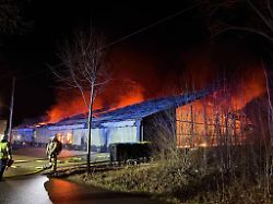 Nordrhein-Westfalen: Großbrand in Trampolinhalle – Löscharbeiten dauern an