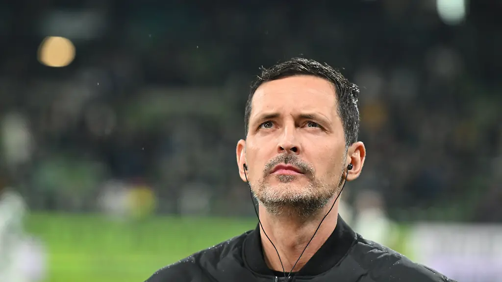 16-01-2026-Bremen-Fussball-Bundesliga-Werder-Bremen-Eintracht-Frankfurt-18-Spieltag-Weserstadion-Trainer-Dino-Toppmoeller-Eintracht-Frankfurt-steht-beim-Interview-Foto-dpa-WICHTIGER-HINWEIS-Gemaess-den-Vorgaben-der-DFL-Deutsche-Fussball-Liga-bzw-des-DFB-Deutscher-Fussball-Bund-ist-es-untersagt-in-dem-Stadion-und-oder-vom-Spiel-angefertigte-Fotoaufnahmen-in-Form-von-Sequenzbildern-und-oder-videoaehnlichen-Fotostrecken-zu-verwerten-bzw-verwerten-zu-lassen