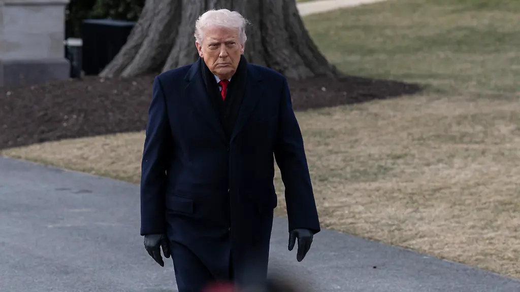 January-16-2026-Washington-District-Of-Columbia-United-States-U-S-President-Donald-Trump-walks-to-board-Marine-One-on-the-South-Lawn-of-the-White-House-as-he-departs-for-Palm-Beach-Florida-Trump-is-traveling-to-attend-a-dedication-ceremony-to-rename-a-portion-of-Southern-Boulevard-before-remaining-at-his-Mar-a-Lago-property-for-the-holiday-weekend-Trump-is-traveling-to-attend-a-dedication-ceremony-to-rename-a-portion-of-Southern-Boulevard-before-remaining-at-his-Mar-a-Lago-property-for-the-holiday-weekend