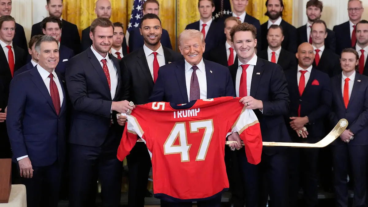 President-Donald-Trump-poses-for-a-photo-during-an-event-to-honor-the-2025-Stanley-Cup-Champion-Florida-Panthers-in-the-East-Room-of-the-White-House-Thursday-Jan-15-2026-in-Washington