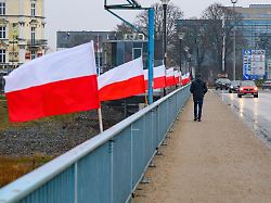 Flaggen auf der Oderbrücke: Polnische Rechtsradikale provozieren an deutscher Grenze