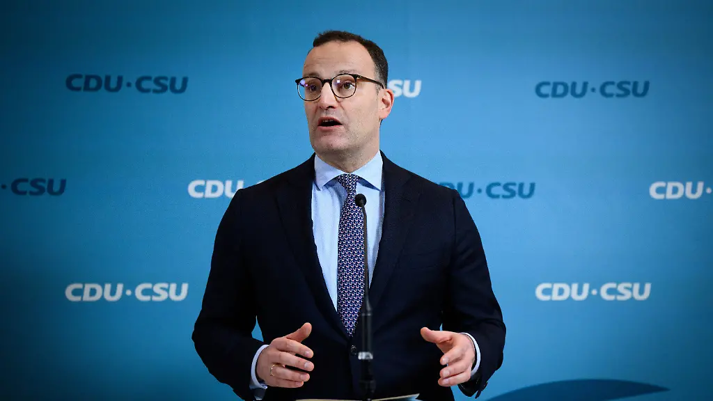 Jens-Spahn-CDU-Vorsitzender-der-CDU-CSU-Bundestagsfraktion-aeussert-sich-vor-der-Sitzung-der-Unions-Bundestagsfraktion-im-Deutschen-Bundestag