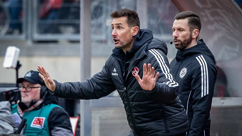 Chef-Trainer-Miroslave-Klose-1-FC-Nuernberg-gibt-Anweisungen-an-die-Mannschaft-dahinter-der-vierte-Offizielle-Julius-Martenstein-1-FC-Nuernberg-vs-SV-07-Elversberg-Fussball-Maenner-2-Bundesliga-Saison-2025-2026-Rueckrunde-18-Spieltag-17-01