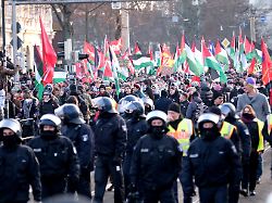 Angriff auf Kamerateam: Linke Gruppen demonstrieren in Leipzig gegeneinander - Polizei im Großeinsatz