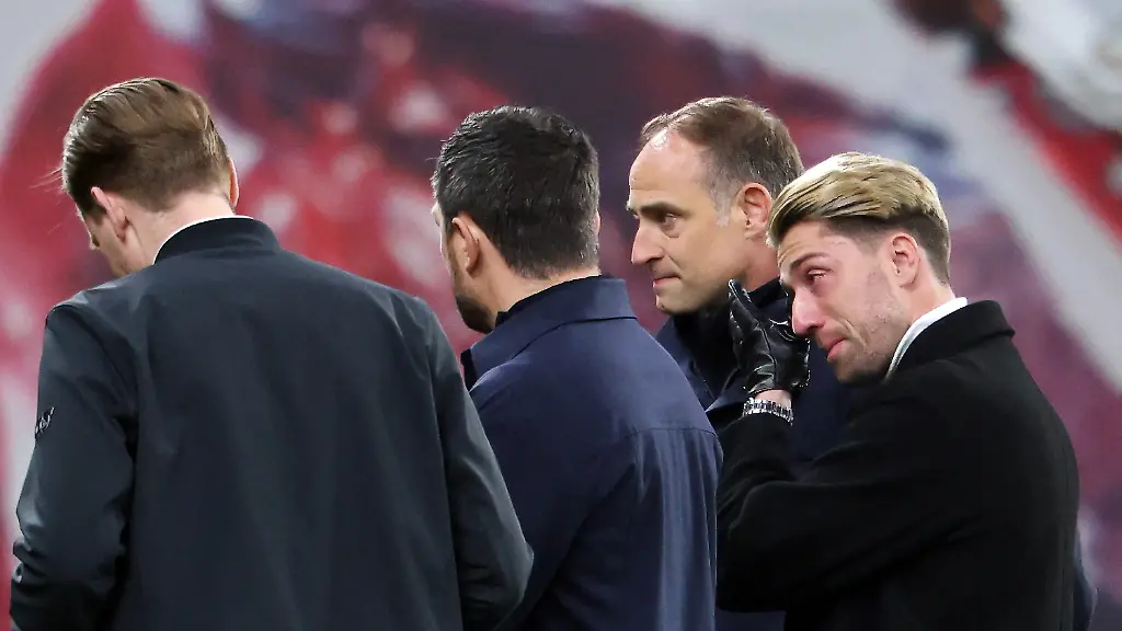 17-01-2026-Sachsen-Leipzig-Fussball-Bundesliga-RB-Leipzig-Bayern-Muenchen-18-Spieltag-Red-Bull-Arena-Kevin-Kampl-r-reagiert-bei-seiner-Verabschiedung-vor-dem-Spiel-neben-Oliver-Mintzlaff-2-v-r-Geschaeftsfuehrer-der-Red-Bull-GmbH-WICHTIGER-HINWEIS-Gemaess-den-Vorgaben-der-DFL-Deutsche-Fussball-Liga-bzw-des-DFB-Deutscher-Fussball-Bund-ist-es-untersagt-in-dem-Stadion-und-oder-vom-Spiel-angefertigte-Fotoaufnahmen-in-Form-von-Sequenzbildern-und-oder-videoaehnlichen-Fotostrecken-zu-verwerten-bzw-verwerten-zu-lassen