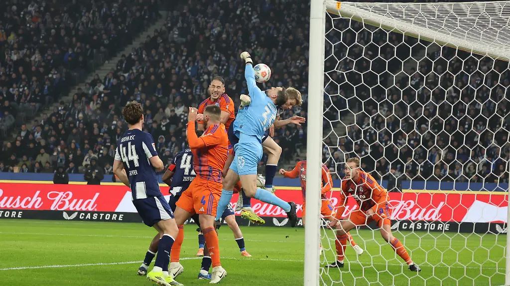 Torwart-goalkeeper-Goal-Keeper-Marius-Gersbeck-Hertha-35-verpasst-den-Flankenball-waehrend-der-Begegnung-in-der-2-Fussball-Bundesliga-Bundesliga-Hertha-Berlin-Berlin-Schalke-04-17-01-2026-in-Berlin-Olympiastadion-DFB-regulations-prohibit-any-use-of-photographs-as-image-sequences-and-or-quasi-video
