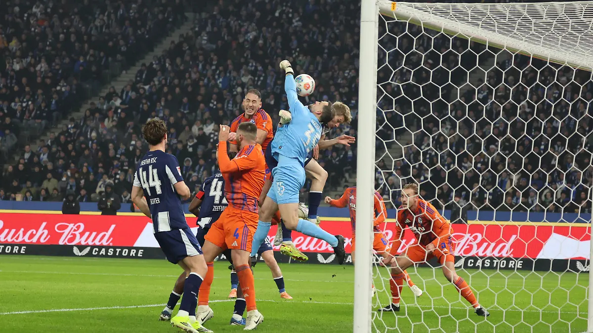 Torwart-goalkeeper-Goal-Keeper-Marius-Gersbeck-Hertha-35-verpasst-den-Flankenball-waehrend-der-Begegnung-in-der-2-Fussball-Bundesliga-Bundesliga-Hertha-Berlin-Berlin-Schalke-04-17-01-2026-in-Berlin-Olympiastadion-DFB-regulations-prohibit-any-use-of-photographs-as-image-sequences-and-or-quasi-video