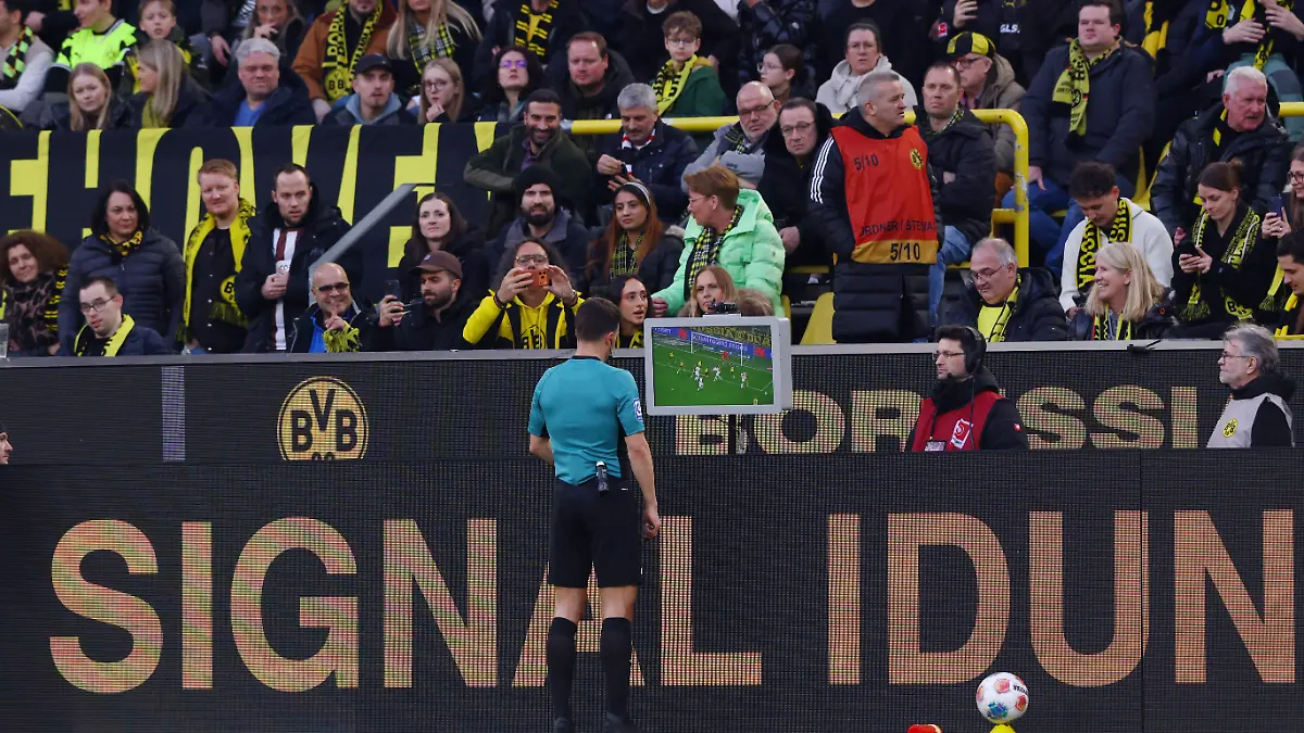 Soccer-Football-Bundesliga-Borussia-Dortmund-v-St-Pauli-Signal-Iduna-Park-Dortmund-Germany-January-17-2026-Referee-Harm-Osmers-looks-at-a-VAR-screen-during-a-penalty-check-REUTERS-Thilo-Schmuelgen-DFL-REGULATIONS-PROHIBIT-ANY-USE-OF-PHOTOGRAPHS-AS-IMAGE-SEQUENCES-AND-OR-QUASI-VIDEO