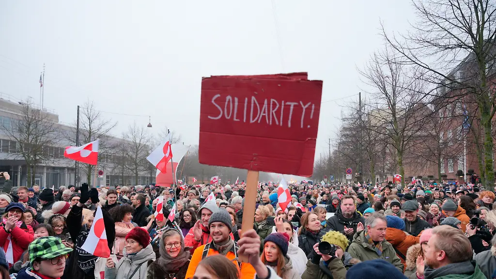Menschen-marschieren-waehrend-einer-Pro-Groenland-Demonstration