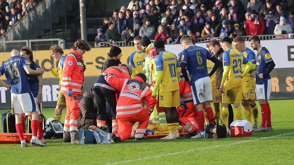 Verletzung-Calvin-Brackelmann-SC-Paderborn-07-Fussball-Herren-Saison-2025-2026-2-BL-Holstein-Stadion-Holstein-Kiel-gegen-SC-Paderborn-07-DFL-REGULATIONS-PROHIBIT-ANY-USE-OF-PHOTOGRAPHS-AS-IMAGE-SEQUENCES-AND-OR-QUASI-VIDEO
