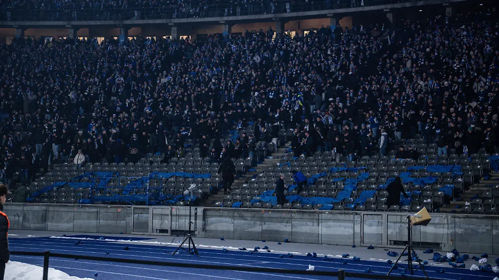 17-01-2026-Fussball-2-Bundesliga-Saison-2025-2026-18-Spieltag-Hertha-BSC-FC-Schalke-04-Hertha-BSC-Fans-verlassen-aus-Protest-gegen-den-Polizeieinsatz-das-Stadion