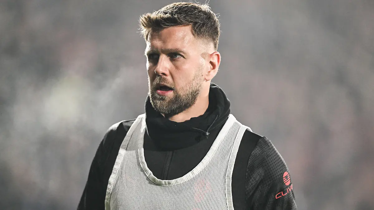 Niclas-Fullkrug-of-AC-Milan-plays-during-the-Italian-Serie-A-football-match-between-Calcio-Como-and-AC-Milan-at-the-Giuseppe-Senigallia-stadium-in-Como-Italy-on-January-15-2026