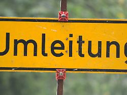 Rheinland-Pfalz & Saarland: Größere Steine nach Hangrutsch auf der Fahrbahn