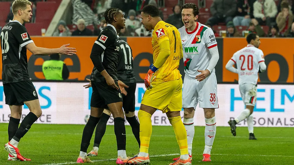 Michael-Gregoritsch-38-FC-Augsburg-frustriert-FC-Augsburg-vs-SC-Freiburg-Fussball-Maenner-Bundesliga-Saison-2025-2026-Rueckrunde-18-Spieltag-18-01