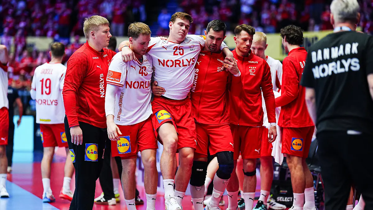 Lukas-Joergensen-Daenemark-25-wird-mit-Verletzung-von-Simon-Pytlick-Daenemark-43-und-Rasmus-Lauge-Daenemark-11-vom-Spielfeld-getragen-DEN-Rumaeinen-vs-Daenemark-Handball-EHF-Europameisterschaft-2026-Gruppe-B-Spieltag-2-18-01-2026-DEN-Rumaeinen-vs-Daenemark-Handball-EHF-Europameisterschaft-2026-Gruppe-B-Spieltag-2-18-01