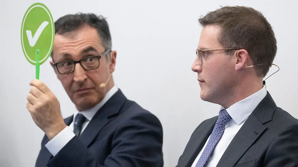 Nur-Cem-Oezdemir-links-und-Manuel-Hagel-haben-eine-realistische-Chance-auf-den-Einzug-in-die-Villa-Reitzenstein-wo-der-Ministerpraesident-von-Baden-Wuerttemberg-residiert