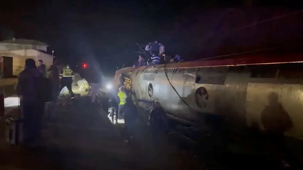 Emergency-responders-work-at-the-site-after-a-high-speed-train-derailed-and-smashed-into-another-oncoming-train-near-Adamuz-in-Cordoba-province-Spain-January-18-2026-in-this-screengrab-taken-from-a-social-media-video-ibuprofeno600mg-via-X-via-REUTERS-THIS-IMAGE-HAS-BEEN-SUPPLIED-BY-A-THIRD-PARTY-MANDATORY-CREDIT-NO-RESALES-NO-ARCHIVES-VERIFICATION-Reuters-was-able-to-confirm-the-location-by-comparing-corroborating-visuals-from-the-scene-and-local-reports-Train-interiors-seats-and-exteriors-also-matched-the-file-images-Reuters-was-able-to-confirm-the-date-through-several-corroborating-reports