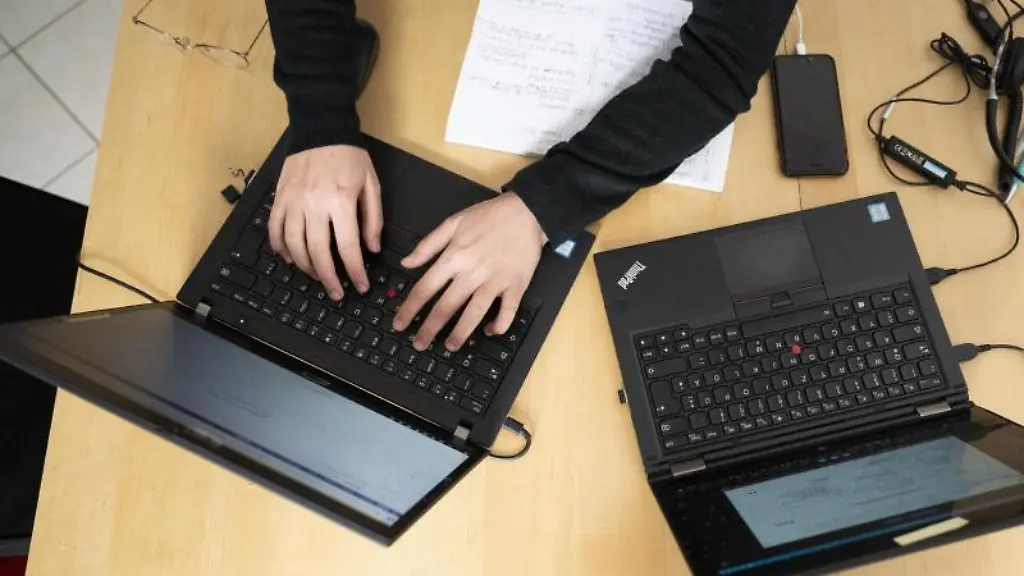 Eine-Frau-arbeitet-an-ihren-Laptops