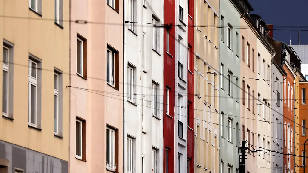 Reihenhaeuser-in-Duesseldorf-werden-beschienen-von-der-tiefstehenden-Sonne-Laut-einer-Auswertung-des-Instituts-fuer-Weltwirtschaft-steigen-die-Mietpreise-in-Duesseldorf-staerker-als-in-anderen-Grossstaedten-Themenbild-Symbolbild-Duesseldorf-11-09
