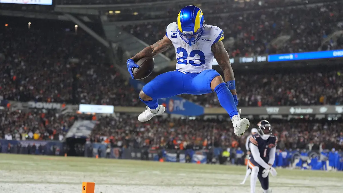 Los-Angeles-Rams-running-back-Kyren-Williams-front-scores-a-touchdown-after-evading-a-tackle-by-Chicago-Bears-cornerback-Jaylon-Johnson-during-the-second-half-of-an-NFL-football-divisional-playoff-game-Sunday-Jan-18-2026-in-Chicago