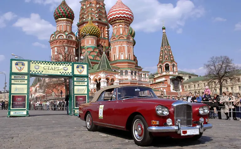 Bildnummer-51218222-Datum-29-04-2006-Copyright-imago-Xinhua-Roter-Rolls-Royce-mit-der-Startnummer-2-startet-auf-der-Oldtimer-Rallye-vor-der-Basiliuskathedrale-auf-dem-Roten-Platz-in-Moskau-Russland-PUBLICATIONxNOTxINxCHN-Gebaeude-aussen-Aussenansicht-Objekte-Personen-2006-Moskau-Auto-Rennen-Autorennen-Oldtimerrennen-Autorally-Autorallye-Oldtimerrally-Oldtimerrallye-roter-Nummer-zwei-Luxuswagen-Luxusauto-Cabrio-Cabriolet-Cabrios-Cabriolets-rot-rote-Luxuslimousine-Limousine-Start-starten-St-Sankt-Sant-Basilius-St