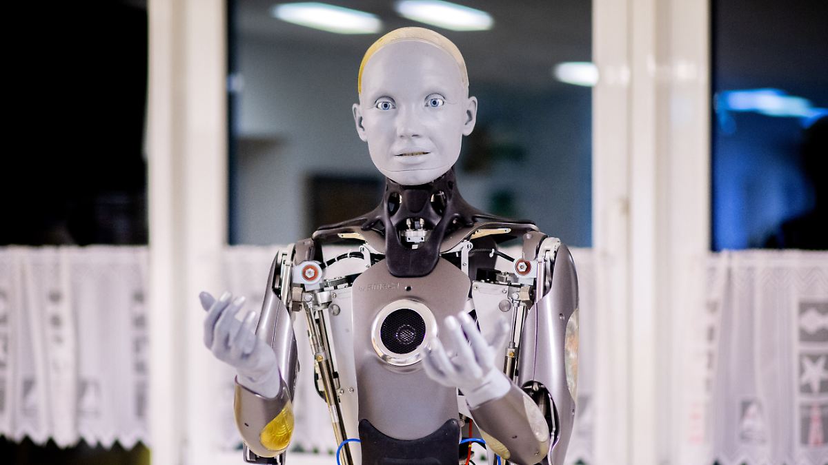 Experiment-im-Pflegeheim-Wie-kommt-Roboter-Ameca-bei-Senioren-an-