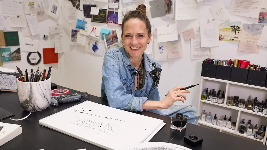 Kuenstlerin-Jeannine-Platz-Kalligraphin-fuer-KORR-zum-Tag-der-Handschrift-Geplant-ist-ein-Portraet-ueber-die-Kalligraphie-Kuenstlerin-Malerin-und-Performance-Kuenstlerin-Jeannine-Platz-Sie-ist-der-Liebling-der-Luxusmarken-Ob-Chanel-oder-Louis-Vuitton-alle-Einladungen-zu-den-Shows-werden-von-ihr-geschrieben-Sie-hat-aber-ebenso-Hermes-Tiffany-oder-auch-Cartier-als-Kunden-Jeannine-ist-die-Signature-Handschrift-fuer-Montblanc-Am-23-01-ist-der-Tag-der-Handschrift-zu-dpa-Eleganz-in-Tinte-Kalligraphin-schreibt-fuer-Chanel-Co