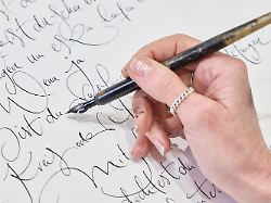 Kunstvolle Handschrift: Kalligraphin begeistert Stars mit Feder und Tinte