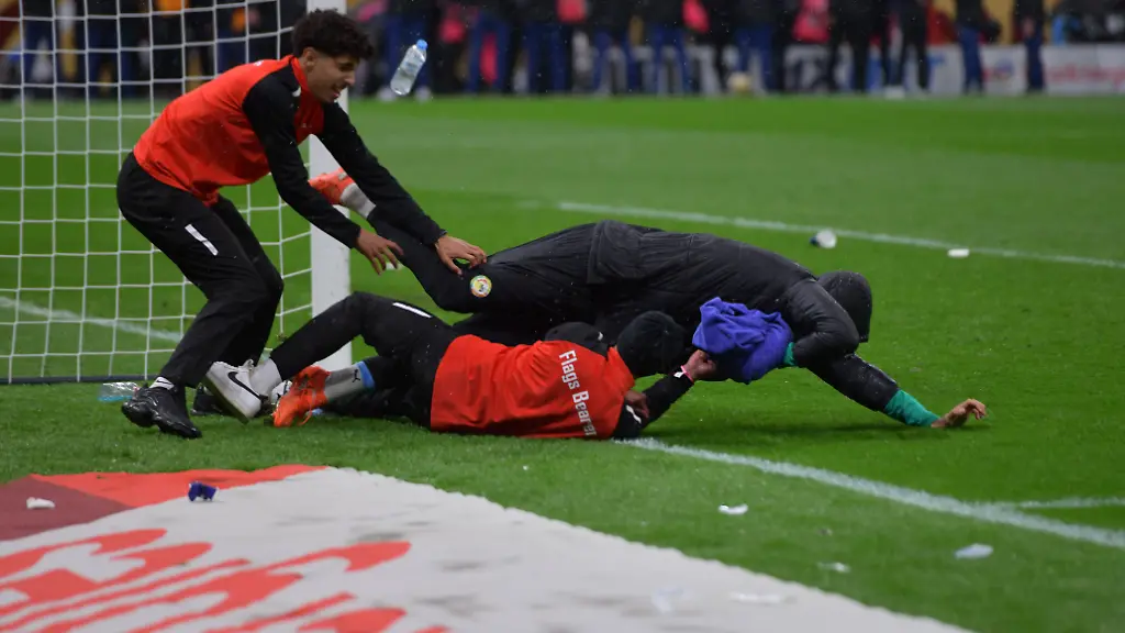 YEHVANN-DIOUF-fights-with-the-ball-boys-to-protect-his-goalkeeper-s-towel-during-Africa-Cup-of-Nations-Morocco-2025-FINAL