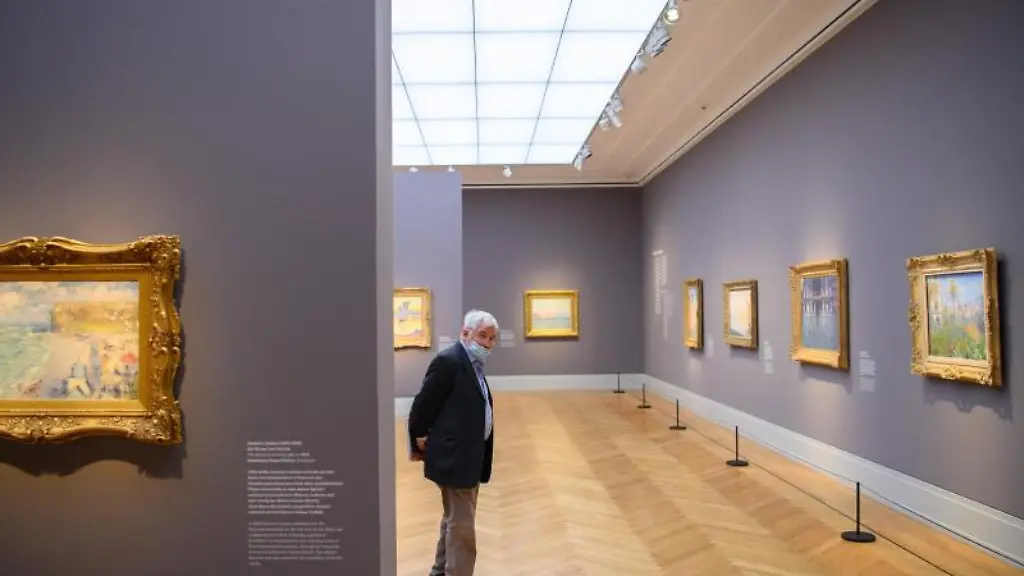 Ein-Mann-geht-im-Museum-Barberini-durch-den-Ausstellungssaal