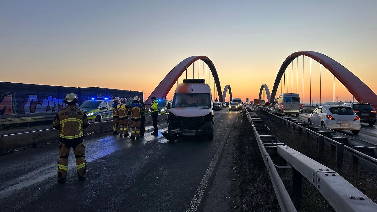 Massenkarambolage-wegen-Gl-tte-26-Fahrzeuge-krachen-auf-der-A42-ineinander