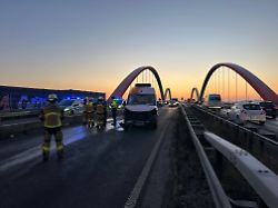 Massenkarambolage wegen Glätte: 26 Fahrzeuge krachen auf der A42 ineinander