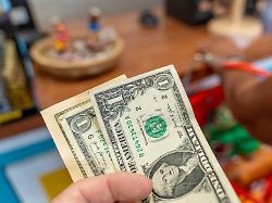 Studie zeigt Nachteile für alle: US-Amerikaner zahlen selbst für Trumps Zölle