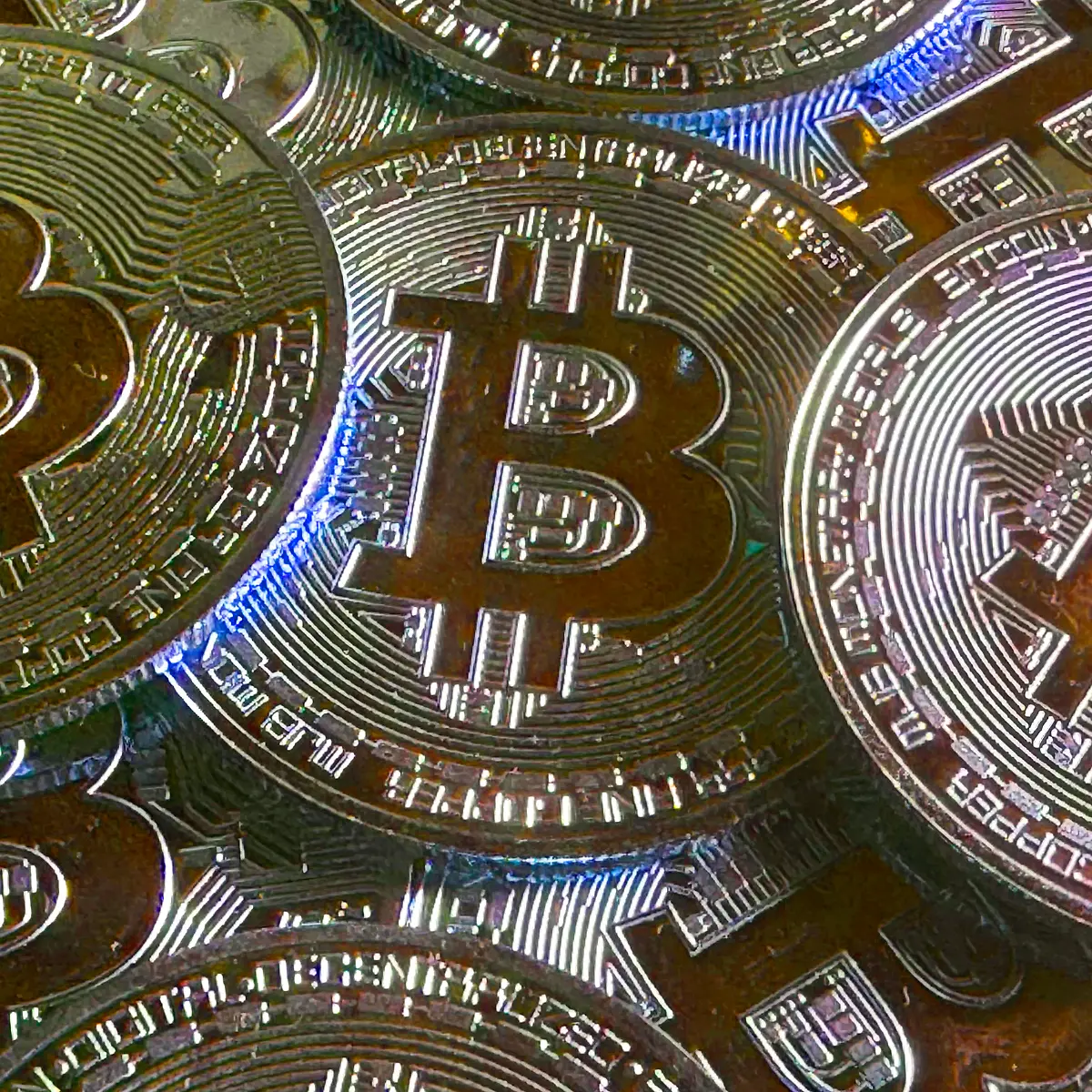 Verluste in Milliardenhöhe: Bitcoin stürzt nach Trumps Zolldrohungen ab -  ntv.de