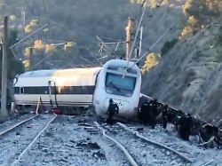 Vollbremsung, Finsternis, Blut: Zug-Katastrophe von Córdoba: Passagiere schildern dramatische Minuten