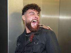 Mit Sack und Pack unterwegs: Alle Dschungelcamper sind aufgebrochen