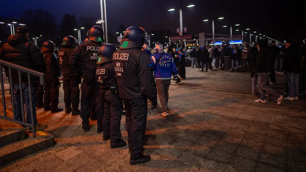 Fussball-Herren-Saison-2025-2026-2-Bundesliga-18-Spieltag-Hertha-BSC-FC-Schalke-04-am-S-Bahnhof-Olympiastadion-gerieten-Polizei-und-Schalke-Fans-auf-der-Abreise-nach-dem-Spiel-aneinander-17-01