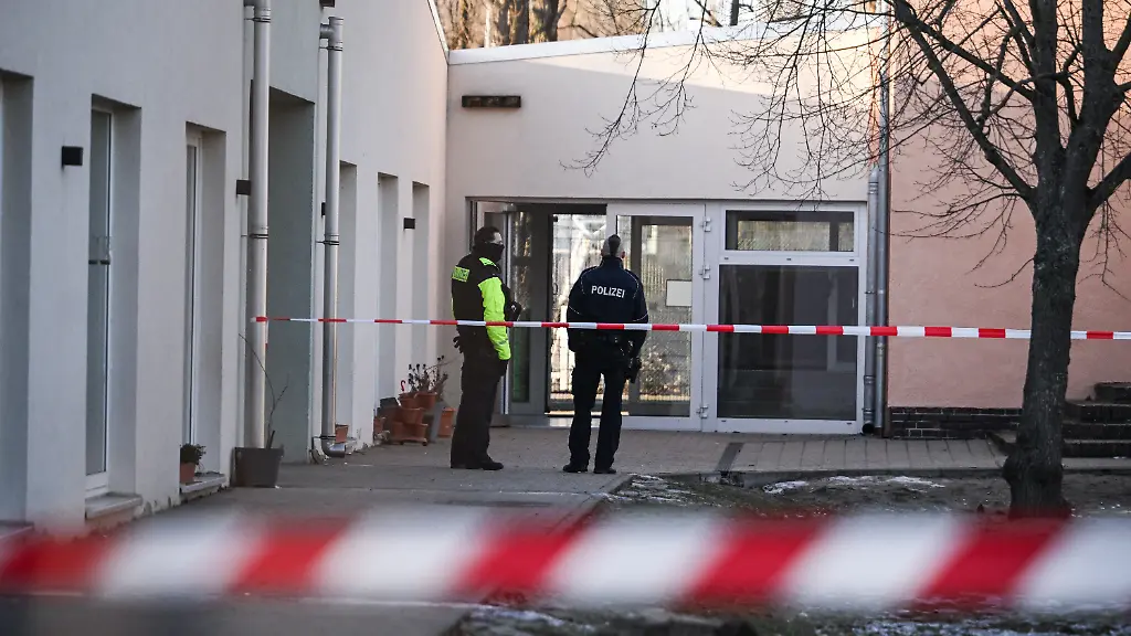 Polizeibeamte-stehen-vor-einer-Kindertagesstaette-in-Niederschoeneweide