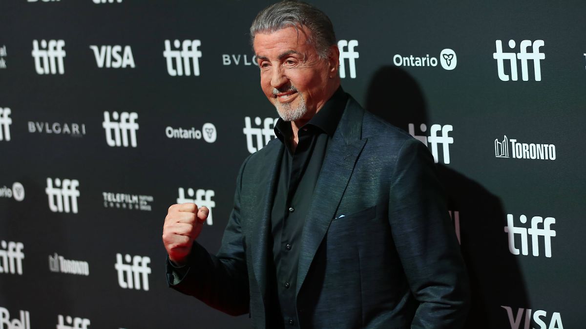 -Sly-altert-einfach-nicht-Sylvester-Stallone-gr-t-aus-dem-Fitnessstudio