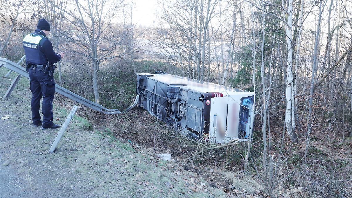 Unfall-w-hrend-Ausflug-Reisebus-mit-Sch-lern-kippt-an-Autobahnausfahrt-in-Th-ringen-um