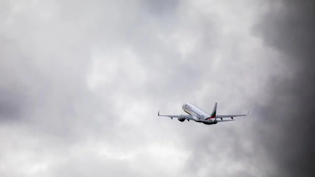 Ein-Flugzeug-mit-abgeschobenen-Menschen-hebt-von-einem-Flughafen-ab