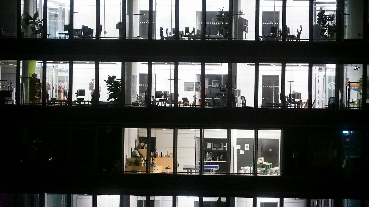 KI-Euphorie-wird-entt-uscht-F-hrungskr-fte-sehen-die-Zukunft-so-d-ster-wie-seit-Jahren-nicht