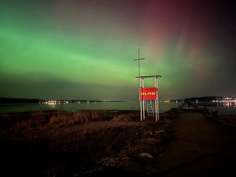 Polarlichter-leuchten-am-Nachthimmel-ueber-der-Flensburger-Foerde