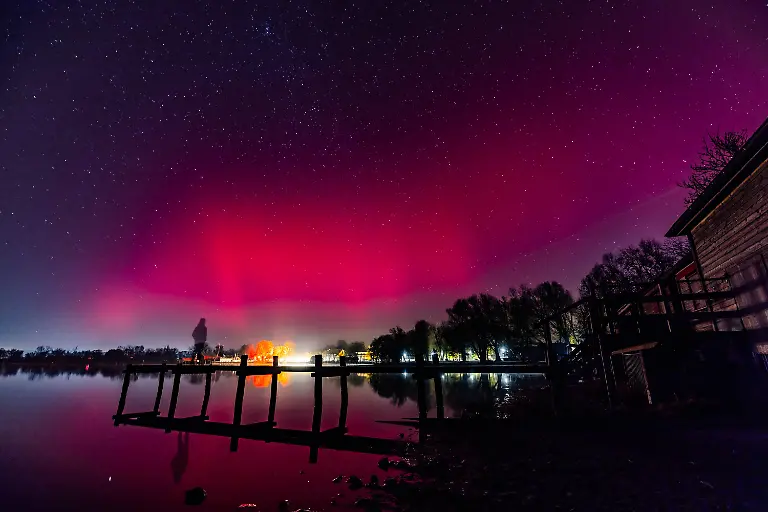 Freies-Angebot-20-Euro-20-01-2026-Aurora-Polarlichter-ueber-Bayern-Stegen-am-Ammersee-Robert-Gongoll-auf-dem-Steg-nach-dem-er-den-Selbstausloeser-auf-10-Sek-eingestellt-hat-und-die-Belichtungszeit-auf-30sec