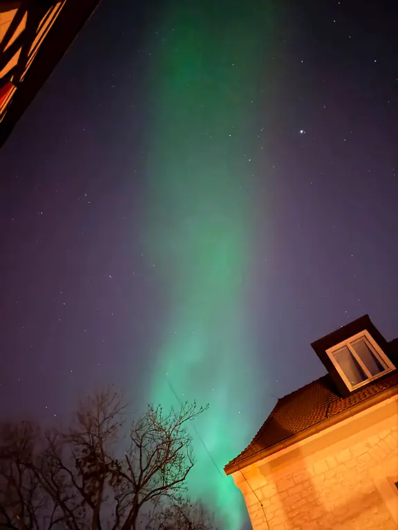 Polarlichter-Erfurt-19012026-Polarlichter-Aurora-Borealis-bzw-Nordlichter-ueber-der-Innenstadt-von-Erfurt-Das-Phaenomen-wird-durch-Sonnenstuerme-ausgeloest