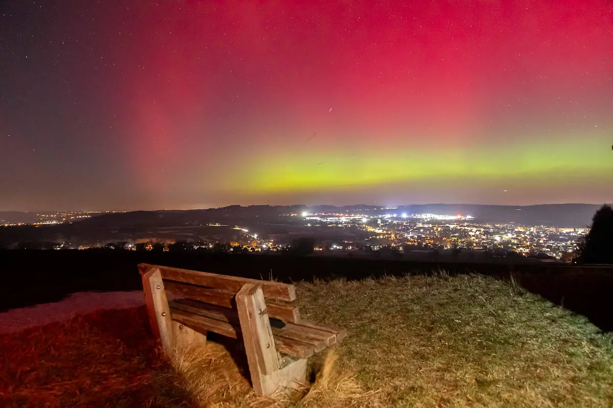260120Polarlichter-News-ID-EN-2026-01-20-Seltene-Polarlichter-ueber-Deutschland-und-dem-Erzgebirge-Intensive-Farbtoene-am-Nachthimmel-Zwoenitz-Wer-am-spaeten-Montagabend-in-den-Nachthimmel-schaute-konnte-selbst-mit-blossem-Auge-intensive-Polarlichter-bestaunen-Meist-waren-vor-allem-roetliche-Farben-zu-erkennen-Am-Montagabend-waren-allerdings-auch-gruene-Farben-erkennbar-Intensiv-waren-die-Polarlichter-auch-auf-dem-Ziegenberg-beim-Aussichtspunkt-Reiter-ohne-Kopf-zu-sehen-Gerade-gruene-Farben-sind-in-den-Breitengraden-wie-in-Deutschland-aeusserst-selten-Wer-allerdings-an-der-frischen-Luft-die-Polarlichter-mit-dem-Handy-festhalten-wollte-musste-sich-warm-anziehen